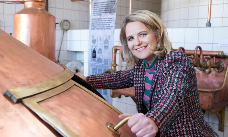 Fiona de Lange bij een brouwketel